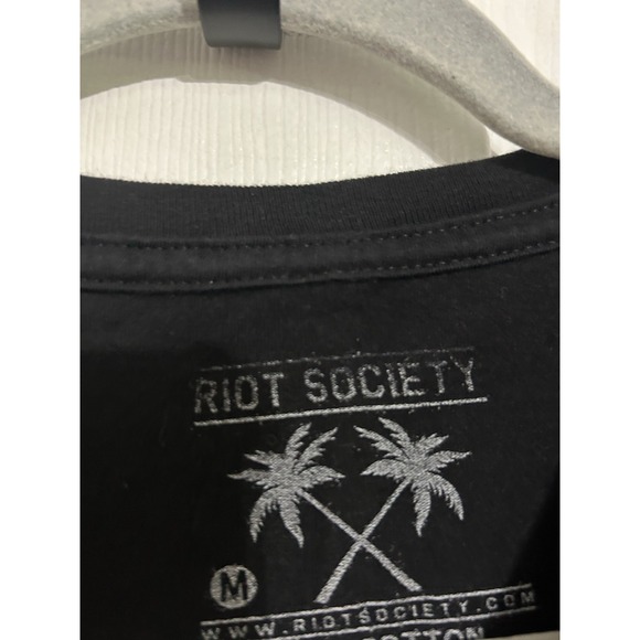 Bigfoot Riot Society Sasquatch Men's Unisex T-Shirt Medium - Picture 3 of 3